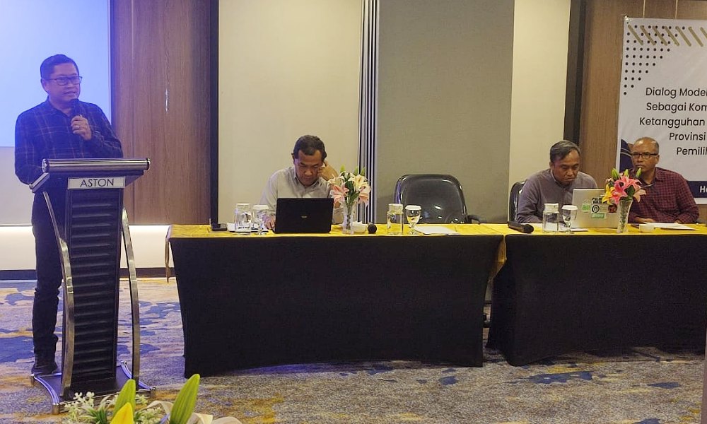 Dekan Fakultas Hukum Untad, Prof Galor(kiri memberikan sambutan pad Dialog Pembangunan Berkelanjutan dan Ekonomi Hijau di Palu, Jumat (15/11/2024). (Foto: beritapalu.com