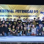 Masyarakat Festival Potinggai foto bersama Wakil Ketua MPR RI, Abcandra Muhammad AKbar Supratman dan anggota DPD RI, Alfiansyah Bustami alias Komeng usai deklarasi Pilakda Damai di Palu, Sabtu (16/11/2024). (Foto: Ist)