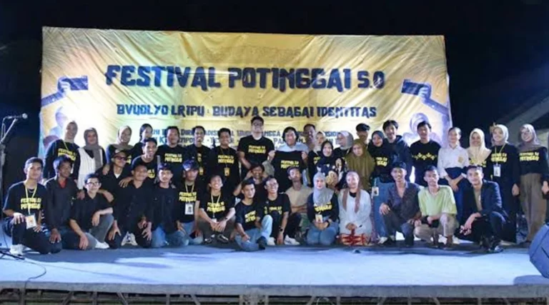 Masyarakat Festival Potinggai foto bersama Wakil Ketua MPR RI, Abcandra Muhammad AKbar Supratman dan anggota DPD RI, Alfiansyah Bustami alias Komeng usai deklarasi Pilakda Damai di Palu, Sabtu (16/11/2024). (Foto: Ist)