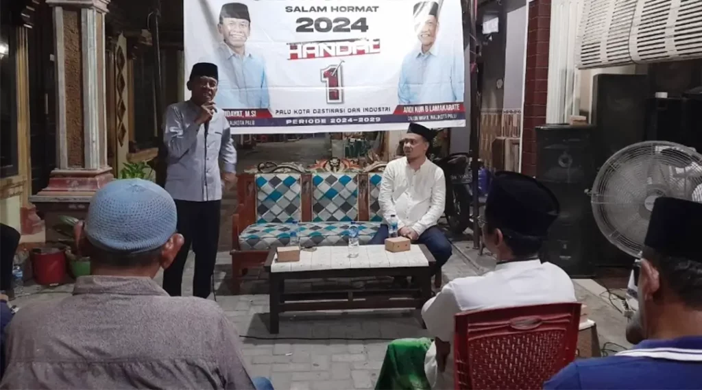 Calon Wali Kota Palu 2024 Dr Hidayat MSi berkampanye dengan puluhan Pedagang Kaki Lima di kelurahan Nunu, Kamis 31 Oktober 2024. Dia sepakat dengen pasangannya yakni Andi Nur B Lamakarate untuk menghapus Pajak bagi pedagang PKL tersebut. (Foto: Handal Media Partner)