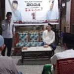 Calon Wali Kota Palu 2024 Dr Hidayat MSi berkampanye dengan puluhan Pedagang Kaki Lima di kelurahan Nunu, Kamis 31 Oktober 2024. Dia sepakat dengen pasangannya yakni Andi Nur B Lamakarate untuk menghapus Pajak bagi pedagang PKL tersebut. (Foto: Handal Media Partner)