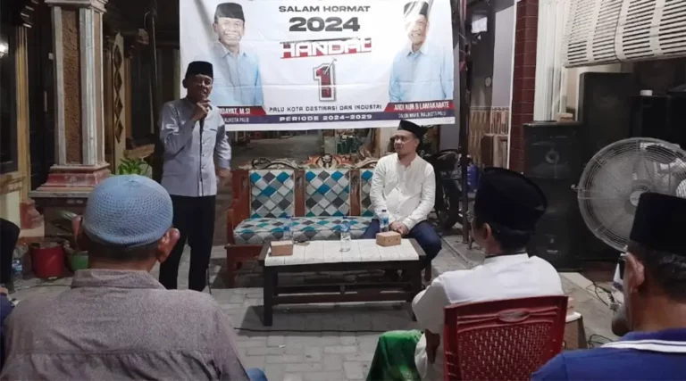Calon Wali Kota Palu 2024 Dr Hidayat MSi berkampanye dengan puluhan Pedagang Kaki Lima di kelurahan Nunu, Kamis 31 Oktober 2024. Dia sepakat dengen pasangannya yakni Andi Nur B Lamakarate untuk menghapus Pajak bagi pedagang PKL tersebut. (Foto: Handal Media Partner)