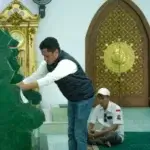 Calon Wali Kota dan Wakil Wali Kota Palu tahun 2024, Dr Hidayat MSi-Andi Nur B Lamakarate ziarah ke makam pendiri Alkhairaat, Sayyid Idrus Bin Salim Aljufri atau Guru Tua belum lama ini. Pasangan ini berkomitmen akan mengadakan lokasi pemakaman umum bagi warga Kota Palu jika kelak dipercaya memimpin kota ini. (Foto: Handal Media Partner)