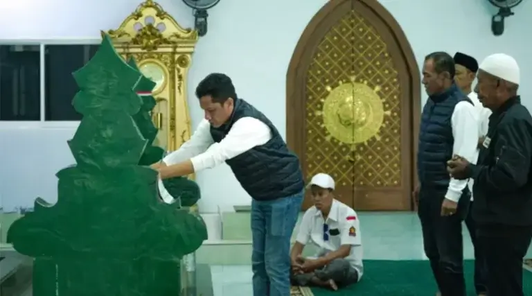 Calon Wali Kota dan Wakil Wali Kota Palu tahun 2024, Dr Hidayat MSi-Andi Nur B Lamakarate ziarah ke makam pendiri Alkhairaat, Sayyid Idrus Bin Salim Aljufri atau Guru Tua belum lama ini. Pasangan ini berkomitmen akan mengadakan lokasi pemakaman umum bagi warga Kota Palu jika kelak dipercaya memimpin kota ini. (Foto: Handal Media Partner)
