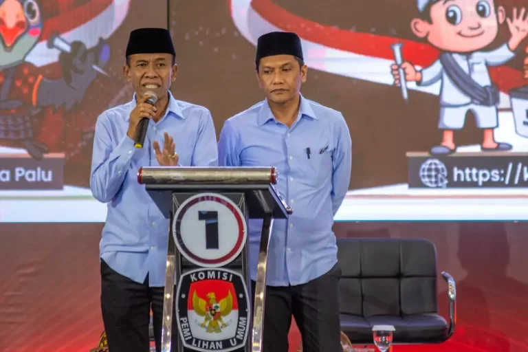 Pasangan Hidayat-Anndi Nur B Lamakarate pada debat kedua Pilwakot Palu, Kamis (7/11/2024). (Foto: beriapalu/bmz)