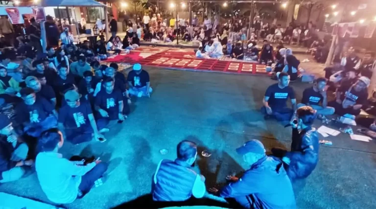 Suasana diskusi terbuka antara ratusan anak muda dengan paslon Hidayat-Andi Nur B Lamakarate di Kafe Pijakan, Lalove, Palu, Sabtu (16/11/2024). (Foto: Tim Media Handal)