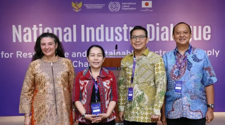 Simrin Singh, Direktur ILO untuk Indonesia dan Timor-Leste, Elly Silaban, Presiden Konfederasi Serikat Buruh Seluruh Indonesia (KSBSI), Chairul Saleh, Plt Deputi Industri, Ketenagakerjaan dan Pariwisata Kementerian Koordinator Bidang Perekonomian dan C. Heru Widianto, Direktur Kelembagaan dan Pencegahan Perselisihan Hubungan Industrial, Kementerian Ketenagakerjaan pada dialog nasional industri elektronik di Jakarta, Kamis (28/11/2024). (Foto: HO-ILO Indonesia)