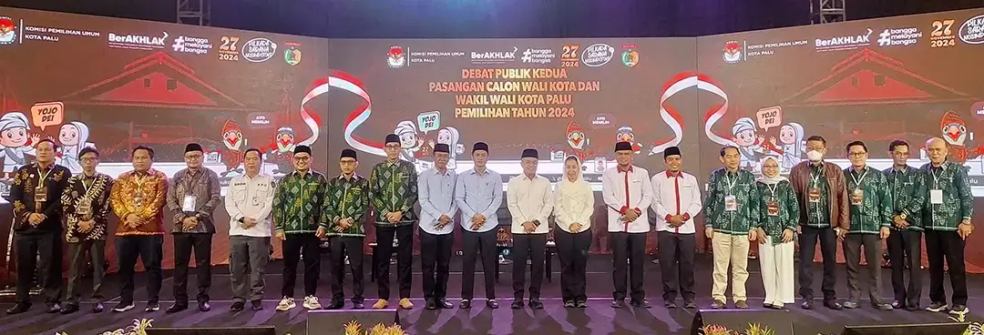 Tiga paslon Wali Kota dan Wakil Wali Kota Palu berfoto bersama Komisioner KPU Kota Palu, Bawaslu Kota Palu, Forkopimda Kota Palu usai debat kedua di palu, Kamis (7/11/2024). (Foto: Ist)