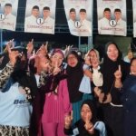 Ketua DPW Nasdem Sulteng Nilam Sari Lawira usai kampanye pasangan BerAmal berpose bersama warga di Donggala Kodi, Rabu (20/11/2024). (Foto: Tim SultengBeramal.com)