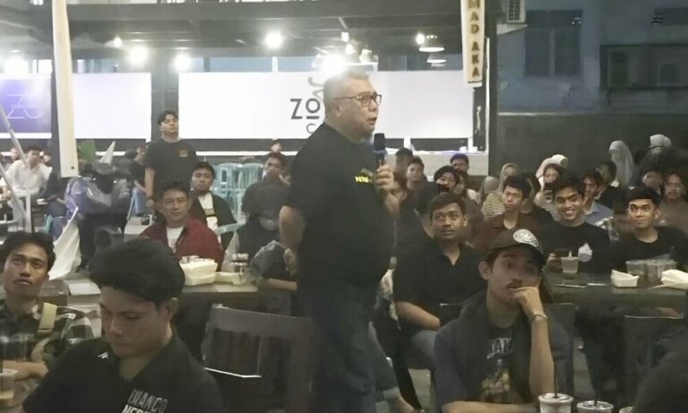 Ahmad Ali saat bertemu ratusan mahasiswa dari Cipayung Plus di acara Skak Mad, Rabu (20/11/2024). (Foto: Tim SultengBeramal.com)