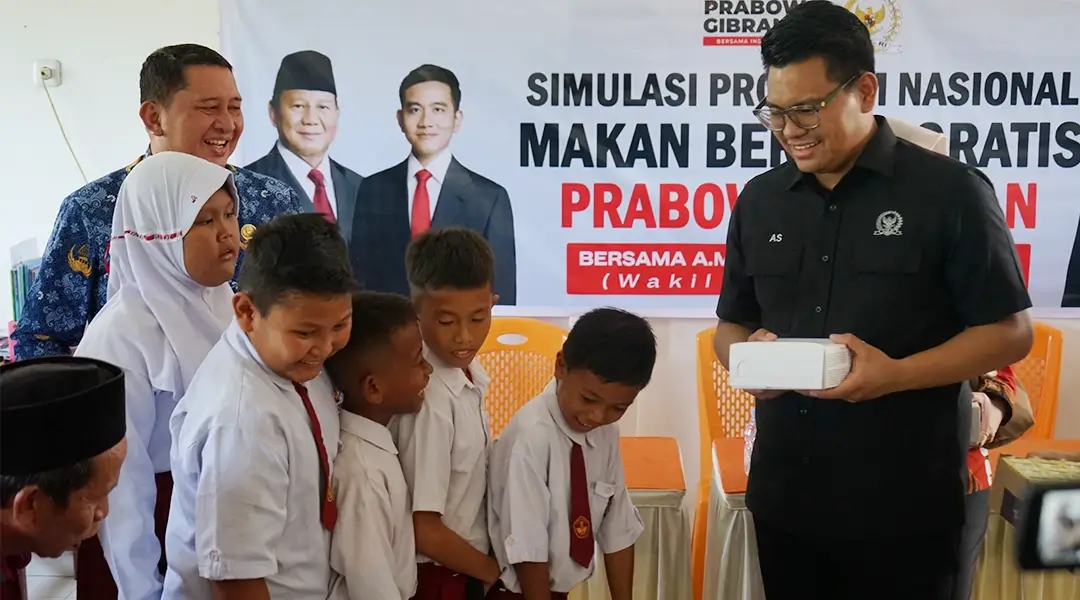 Wakil Ketua MPR RI, Abcandra Muhammad Akbar Supratman (kanan) berasma Pjs Wali Kota Palu, Muchsin Husein Pakaya menyerahkan nasi kotak kepada murid pada simulasi program nasional Makanan Bergizi Gratis di SD Petobo, Palu, Senin (18/11/2024). (Foto: Prokopim Setda Kota Palu/Jufri)