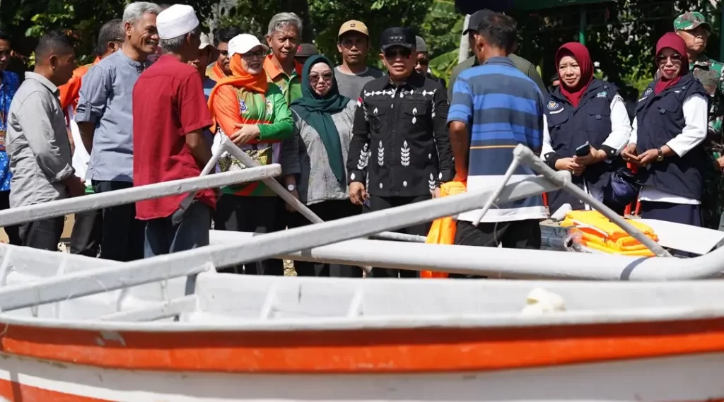 Wali Kota Palu, Hadianto Rasyid (tengah) menyaksikan perahu bantuan di Pantai Tumbelaka, Kamis (28/11/2024). (Foto: Prokopim Setda Kota Palu/Jufri)