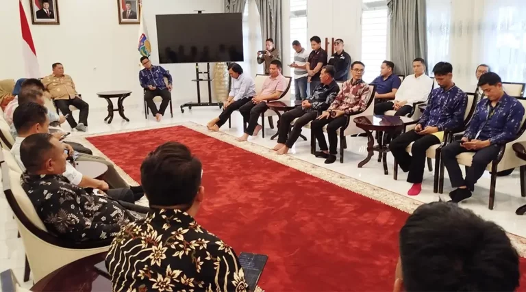 Suasana pertemuan antara Pjs Wali Kota dan jajaran bersama Wakil Ketua MPR dan anggota DPD RI di Rujab Wali Kota Palu, Sabtu (16/11/2024). (Foto: Prokopim Setda Kota Palu/Imron)