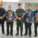 Wakil Ketua MPR RI, Abcandra Muhammad Akbar Supratman (kedua kiri) dan anggota DPRD RI, Alfiansyah Bustami (kiri) saat tiba di Bandara Mutiara Sis Aljufri disambut Asisten Setdaprov Sulteng Rudi Dewanto, Danrem 132 Tadulako Brigjen TNI Deni Gunawan dan Asisten Setdakota Palu Usman, Sabtu (16/11/2024). (Foto: Penrem 132/Tdl)