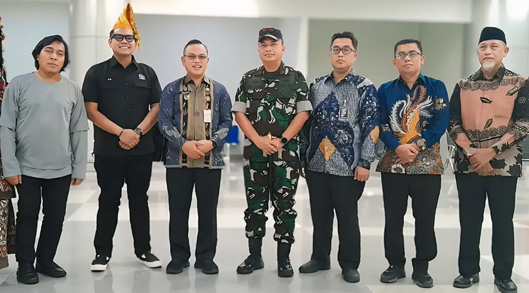 Wakil Ketua MPR RI, Abcandra Muhammad Akbar Supratman (kedua kiri) dan anggota DPRD RI, Alfiansyah Bustami (kiri) saat tiba di Bandara Mutiara Sis Aljufri disambut Asisten Setdaprov Sulteng Rudi Dewanto, Danrem 132 Tadulako Brigjen TNI Deni Gunawan dan Asisten Setdakota Palu Usman, Sabtu (16/11/2024). (Foto: Penrem 132/Tdl)