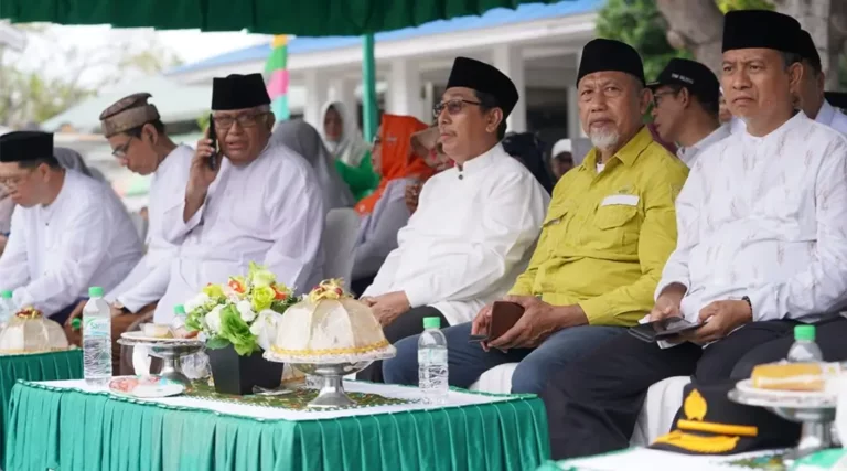 Asisten Pemerintahan dan Kesra Setda Kota Palu, Usman (kedua) kiri) pada Milad ke-94 ALkhairaat di Palu, Minggu (10/11/2024). (Foto: Prokopim Setda Kota Palu/Iwan)