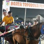 Kadis Pariwisata Kota Palu, Ridwan Mustapa (tengah) naik dokar sebelum menutup Ngata Topodoka Fest II 2024 di Palupi, MInggu (10/11/2024). (Foto: Prokopim Setda Kota Palu/Jufri)