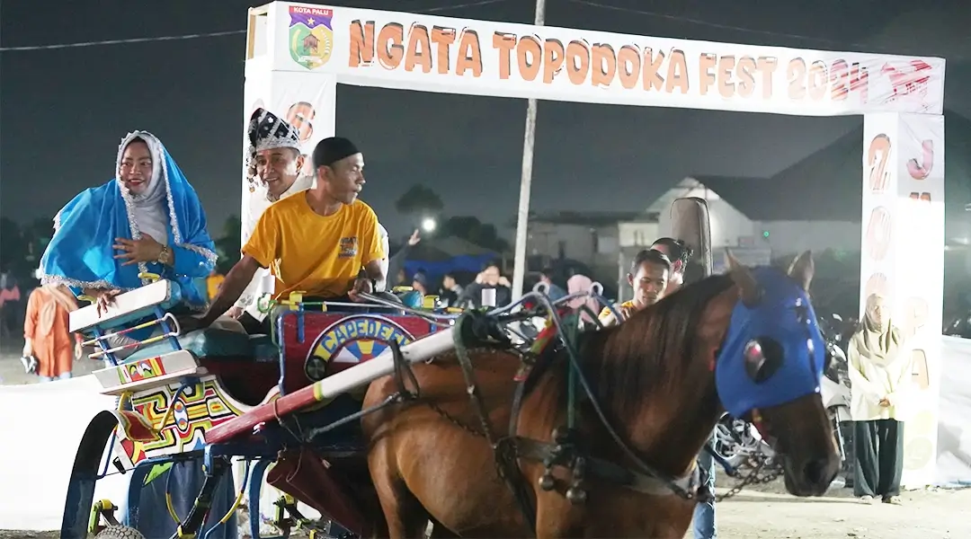 Kadis Pariwisata Kota Palu, Ridwan Mustapa (tengah) naik dokar sebelum menutup Ngata Topodoka Fest II 2024 di Palupi, MInggu (10/11/2024). (Foto: Prokopim Setda Kota Palu/Jufri)