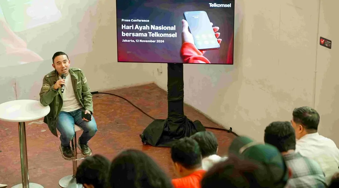 VP Corporate Communications & Social Responsibility Telkomsel, Saki H. Bramono mengingatkan pentingnya menjaga koneksi bermakna dengan keluarga, khususnya orang tua pada peluncuran kampanye khusus Telkomsel di Hari Ayah Nasional di Jakarta, Selasa (12/11/2024). (Foto: HO-Telkomsel)