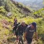 Perjalanan membawa logistik pilkada di wilayah adat terpencil suku wana di Morowali utara. (Foto: ist)
