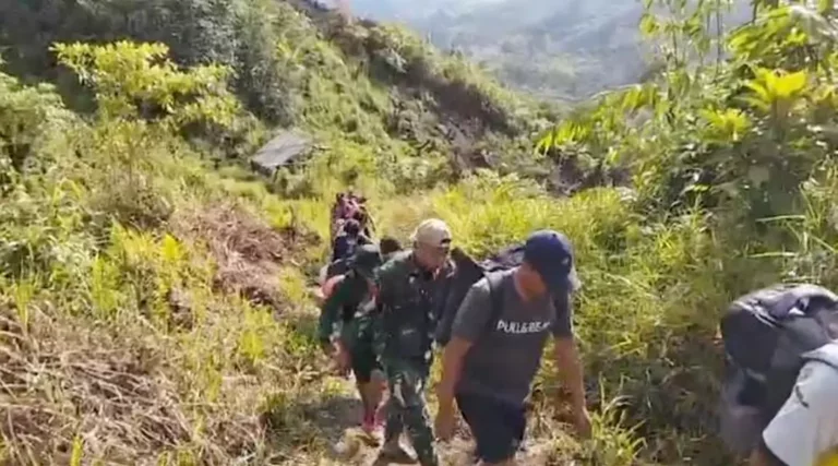 Perjalanan membawa logistik pilkada di wilayah adat terpencil suku wana di Morowali utara. (Foto: ist)