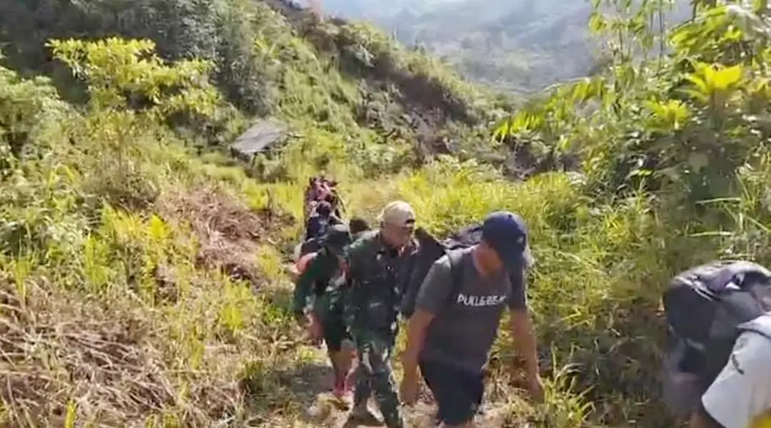 Perjalanan membawa logistik pilkada di wilayah adat terpencil suku wana di Morowali utara. (Foto: ist)