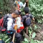 Proses evakuasi pendaki yang kelelahan saat mendaki di Gunung Nokilalaki, Sigi, Minggu (17/11/2024). (Foto: Tangkapan layar, Basarnas Palu)