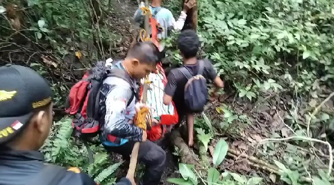 Proses evakuasi pendaki yang kelelahan saat mendaki di Gunung Nokilalaki, Sigi, Minggu (17/11/2024). (Foto: Tangkapan layar, Basarnas Palu)