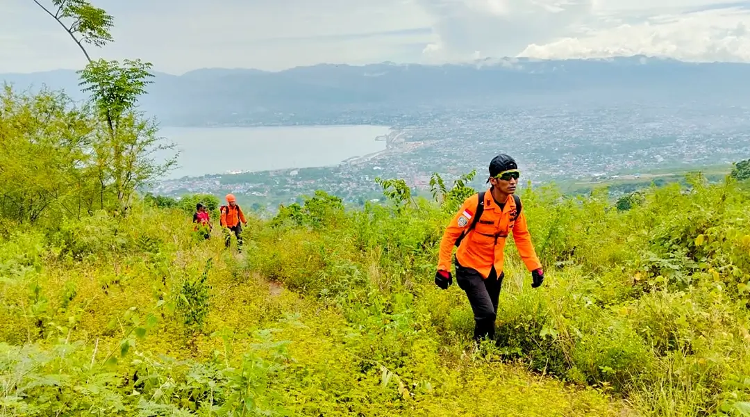 Tim SAR melakukan pencarian dua remaja yang hilang di gunung Desa Salongkaenu, Banawa Selatan, Donggala, Senin (11/11/2024). (Foto: Basarnas Palu)