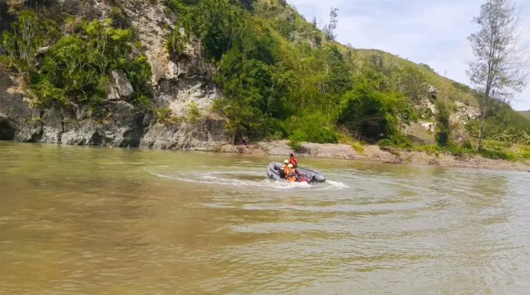 Tim SAR melakukan pencarian pada warga yang terseret arus di Sungai Watusongo, Kecamatan Ulubongka, Tojo Unauna, Senin (25/11/2024). (Foto: Basarnas Palu)