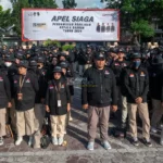 Sejumlah panitia pengawas kecamatan mengikuti apel siaga pengawasan Pilkada di halaman belakang kantor Gubernur Sulteng di palu, Sabtu (23/11/2024). (Foto: bmzIMAGES/basri marzuki)