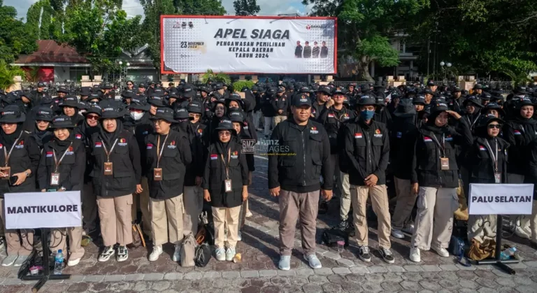 Sejumlah panitia pengawas kecamatan mengikuti apel siaga pengawasan Pilkada di halaman belakang kantor Gubernur Sulteng di palu, Sabtu (23/11/2024). (Foto: bmzIMAGES/basri marzuki)