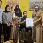 Salah seorang pelaku UMKM penyandang disabilitas menunjukkan Izin Edar yang didapatkan atas pendampingan BPOM Palu. (Foto: HO-BPOM Palu)