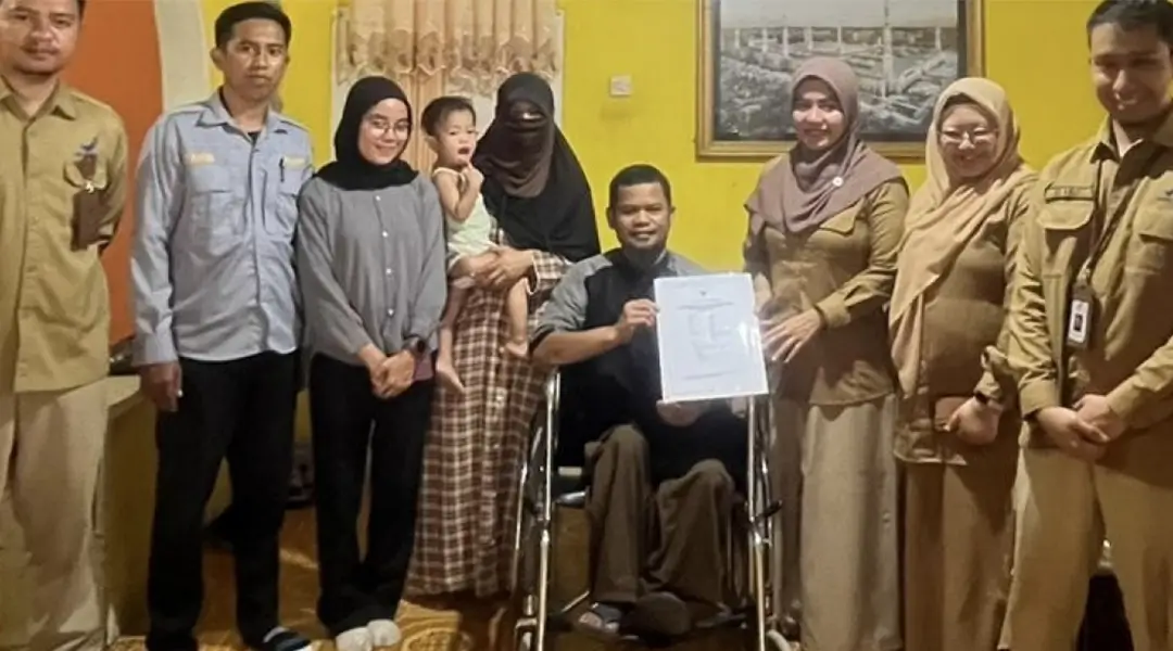 Salah seorang pelaku UMKM penyandang disabilitas menunjukkan Izin Edar yang didapatkan atas pendampingan BPOM Palu. (Foto: HO-BPOM Palu)