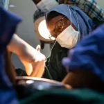 Etinosa Yvonne Dr Bello and her team conduct a surgical procedure on the cervix following treatment. (Foto: WHO)