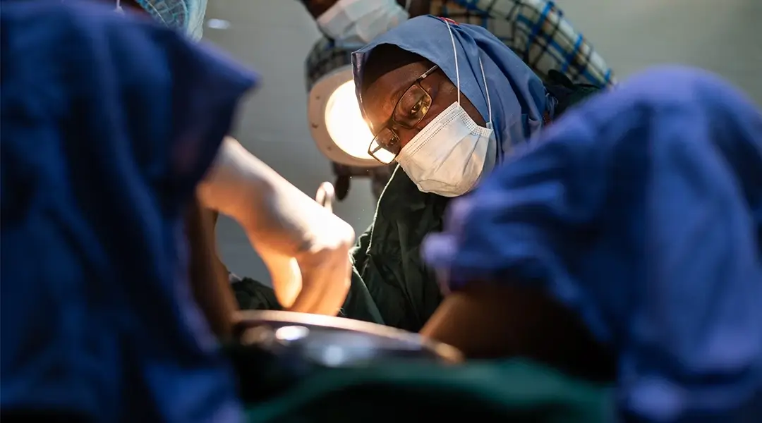 Etinosa Yvonne Dr Bello and her team conduct a surgical procedure on the cervix following treatment. (Foto: WHO)