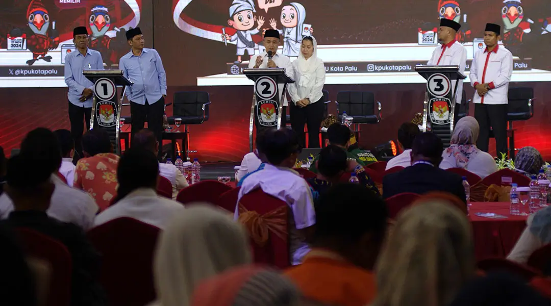 Tiga paslon Wali Kota dan Wakil Wali Kota Palu beradu argumen pada debat kedua di Palu, Kamis (7/11/2024). (Foto: beritapalu/bmz)