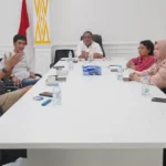 Kepala Dinas Kominfosantik Sulteng, Sudaryano Lamangkona (tengah) menerima perwakilan Berdaya Bareng untu kerjasama keterampilan digital di Palu, Kamis (14/11/2024). (Foto: ist)