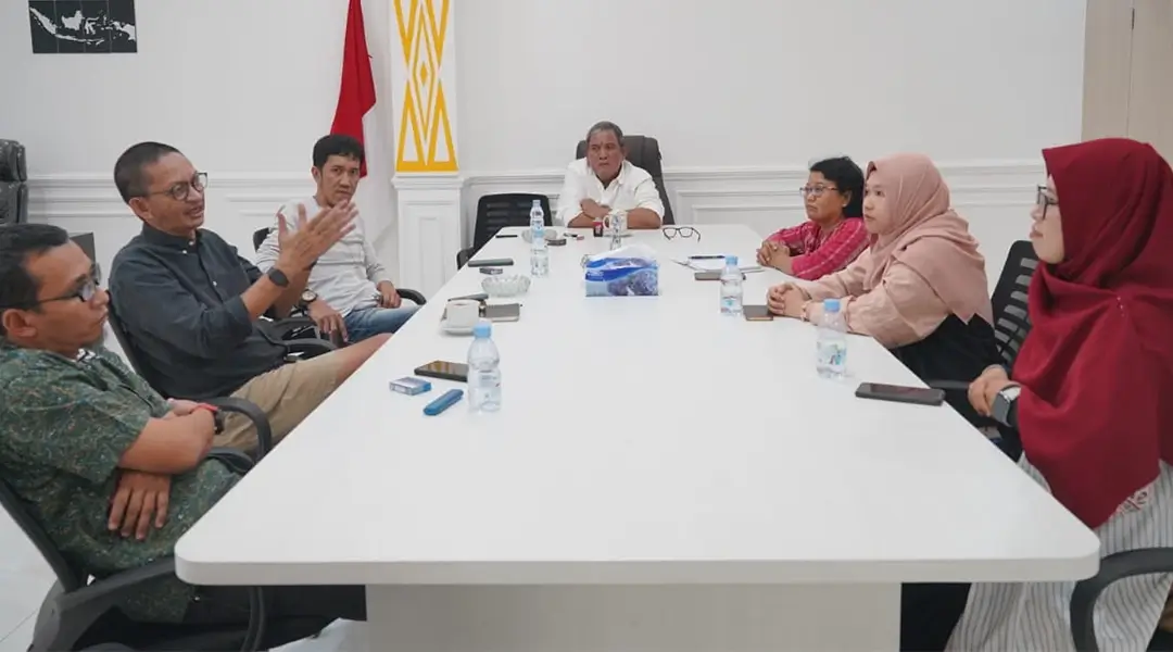 Kepala Dinas Kominfosantik Sulteng, Sudaryano Lamangkona (tengah) menerima perwakilan Berdaya Bareng untu kerjasama keterampilan digital di Palu, Kamis (14/11/2024). (Foto: ist)