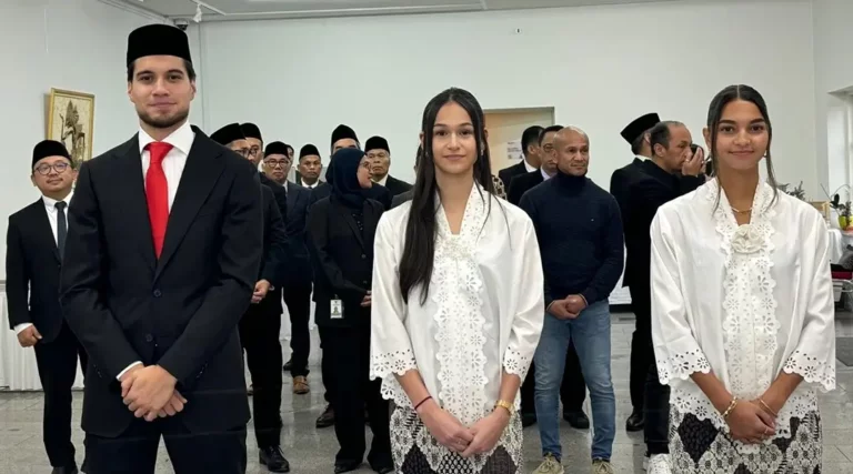 Kevin Dick, Estella Raquel Loupattij dan Noa Johanna Christina Cornelia Leatomu pada pengambilan sumpah WNI di Kopenhagen, Denmark, Jumat (8/11/2024). (Foto: HO-KBRI Denmark)