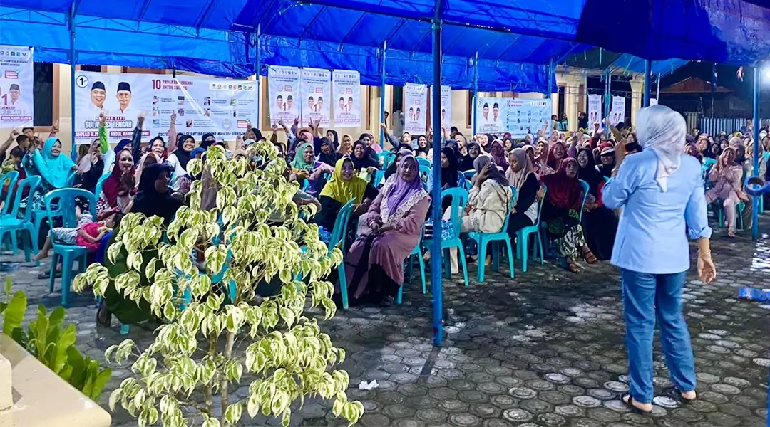 Ketua DPD Golkar yang juga Ketua DPRD Morowali Utara yang menjadi Juru Kampanye Koalisi Beramal (Ahmad Ali-Abdul Karim Aljufri) di Kabupaten Morowali Utara, Wardah Dg. Mamala saat kampanye di wilayah Soyojaya Senin (11/11/2024).(Foto: Erick Tamalagi/SultengBeramal.com)