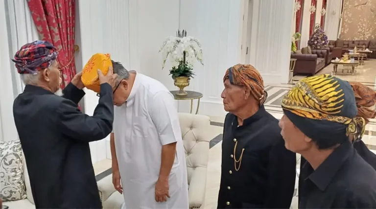 Ketua Dewan Adat Pitunggota Sigi, Amin N. Bijasigi menyematkan Siga kepada Ahmad Ali. (Foto:Tim Media Koalisi Beramal)
