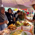 Juru Bicara Ahmad Ali yang juga jurkam Pasangan Ahmad Ali-Abdul Karim Aljufri, Andri Gultom saat bertemu pedagang di Buol, Minggu (10/11/2024). (Foto: Koalisi Beramal)