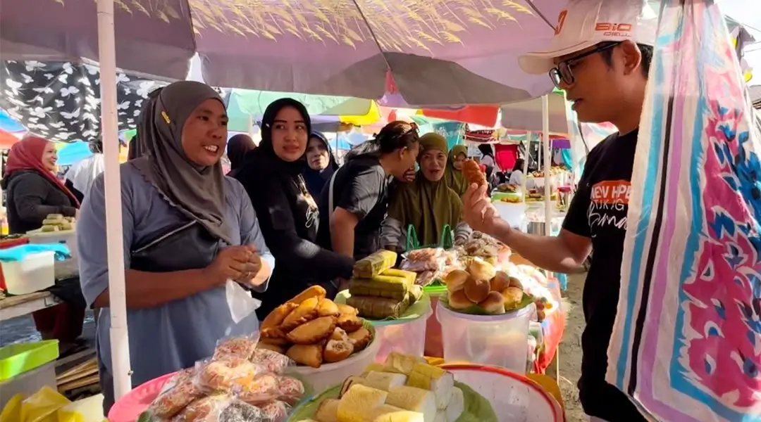 Juru Bicara Ahmad Ali yang juga jurkam Pasangan Ahmad Ali-Abdul Karim Aljufri, Andri Gultom saat bertemu pedagang di Buol, Minggu (10/11/2024). (Foto: Koalisi Beramal)