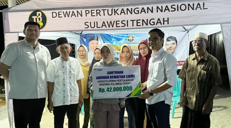 Ketua DPN Sulteng Andri Gultom menyerahkan santunan kematian kepada keluarga dari anggota pekerja bangunan di Kabupaten Sigi sebesar Rp 42 juta (Foto: Koalisi Beramal)