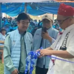 Calon Gubernur Sulteng, Ahmad HM Ali (kiri) menggunting pita menandai pembukaan pasa rmurah di Tentena, Poso, Kamis (14/11/2024). (Foto: Erick Tamalagi)