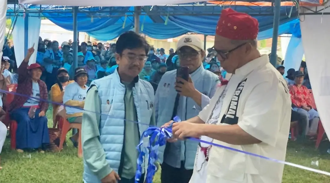 Calon Gubernur Sulteng, Ahmad HM Ali (kiri) menggunting pita menandai pembukaan pasa rmurah di Tentena, Poso, Kamis (14/11/2024). (Foto: Erick Tamalagi)