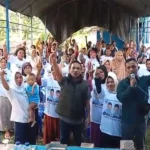 Hengky Idrus Mapangile, Koordinator Wilayah Tim Pemenangan Paslon 01 di Kabupaten Parimo Bersama warga di Parigi Moutong, Kamis (14/11/2024) (Foto: Koalisi Beramal)