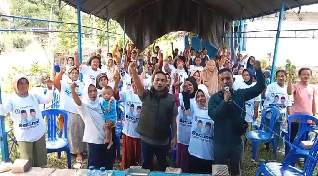 Hengky Idrus Mapangile, Koordinator Wilayah Tim Pemenangan Paslon 01 di Kabupaten Parimo Bersama warga di Parigi Moutong, Kamis (14/11/2024) (Foto: Koalisi Beramal)