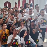 Ahmad Ali berpose bersama Slankers BerAmal di kediamannya, Sabtu (16/11/2024). (Foto: Tim Sulteng Beramal)